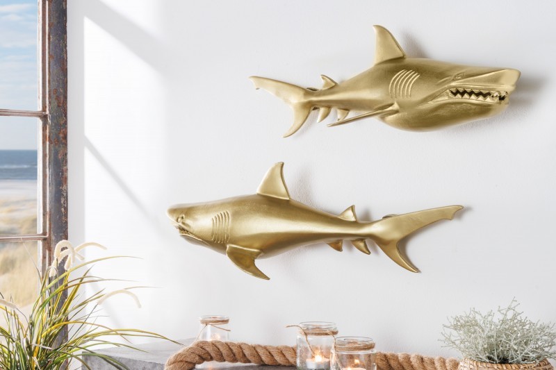 Levně Estila Designový set dvou nástěnných dekorací žralok Perry ve zlaté barvě z kovu 68cm