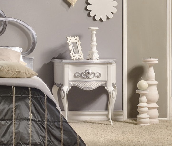 Estila Luxusní barokní noční stolek Alegro bílé barvy se šuplíkem a ornamentálním zdobením 62cm