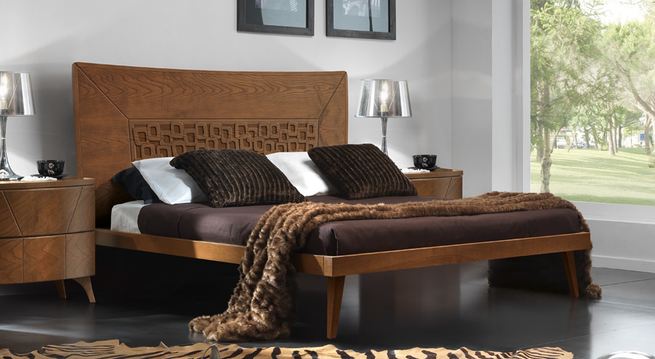 Levně Estila Masivní manželská postel Varietty z hnědého dřeva s obdélníkovým čelem s vyřezávaným dekorem na nožičkách 160x200cm