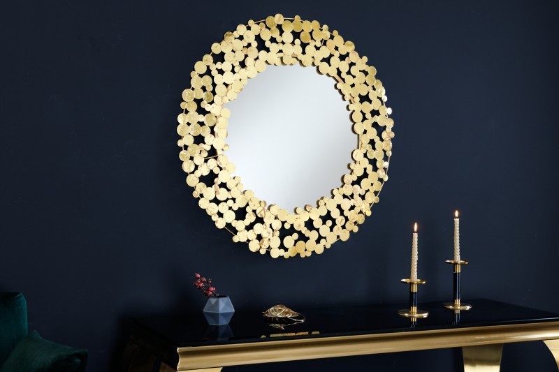 Levně Estila Art deco závěsné zrcadlo Flovia kulatého tvaru se zlatým kovovým rámem vytvořeným z kulatých lupenů 82cm