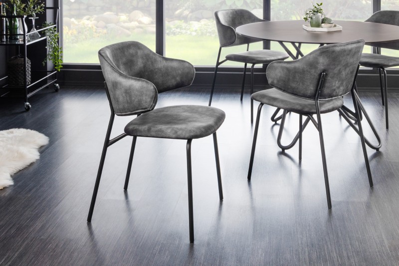 Levně Estila Moderní designová jídelní židle Mildred s šedým sametovým čalouněním a černýma nohama z kovu 83cm