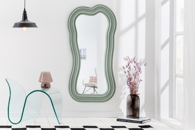 Estila Asymetrické designové art deco zrcadlo Swan s polyuretanovým rámem v pastelové zelené barvě s kaskádovým efektem 100cm
