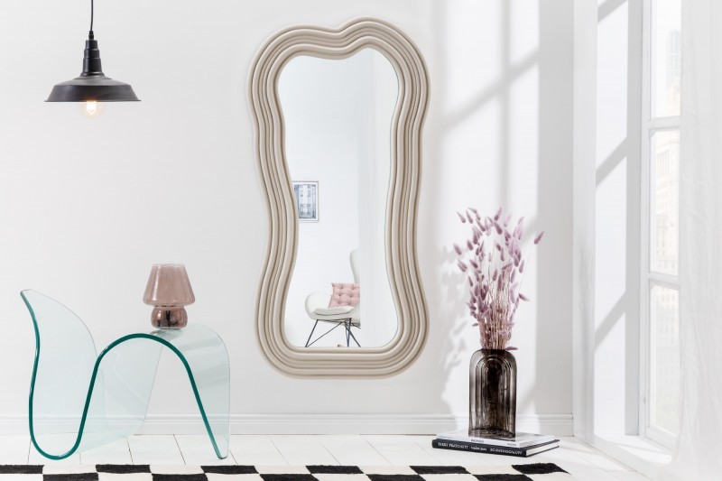 Levně Estila Asymetrické designové zrcadlo Swan s polyuretanovým rámem ve světle béžové barvě s kaskádovým efektem 100cm