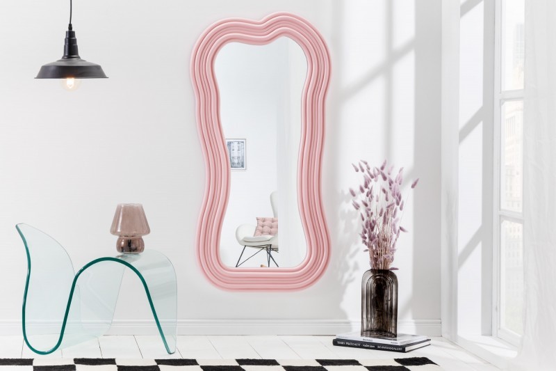 Levně Estila Asymetrické art deco designové zrcadlo Swan s polyuretanovým rámem v pastelové růžové barvě s kaskádovým efektem 100cm