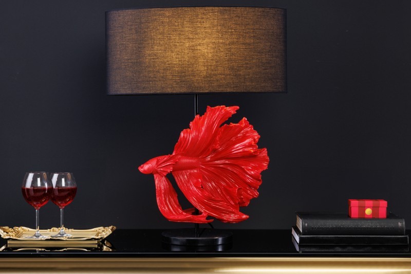 Levně Estila Designová stolní lampa Sidoria s červenou podstavou ve tvaru ryby s černým kulatým stínítkem 64cm
