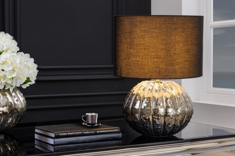 Levně Estila Moderní glamour stolní lampa Redesia s kovovým stříbrným stojanem a černým kulatým stínítkem 55cm