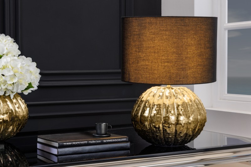 Levně Estila Moderní glamour stolní lampa Redesia se zlatým kovovým stojanem a černým kulatým stínítkem 55cm