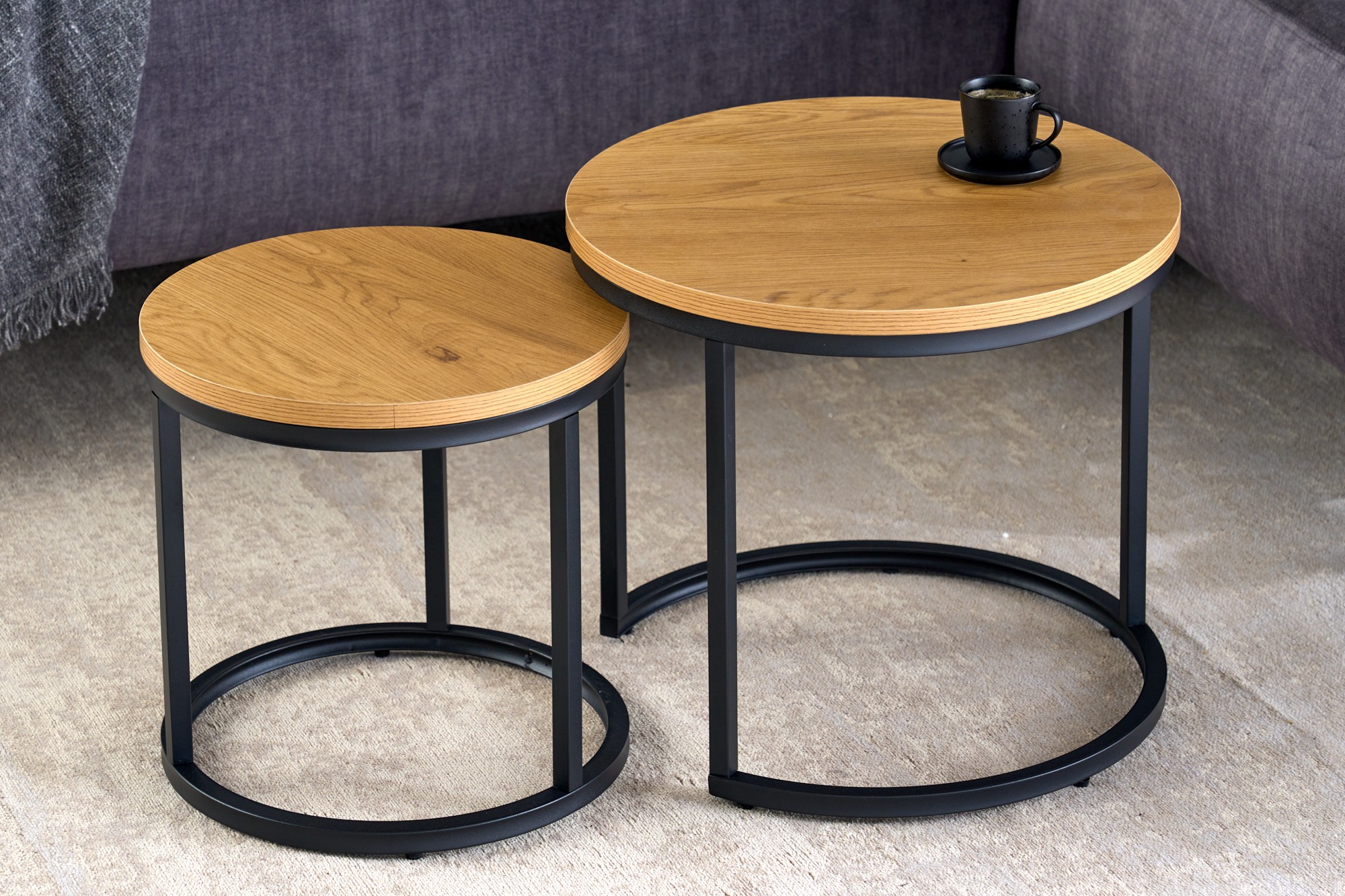 Levně Estila Set dvou designových kulatých konferenčních stolků Nadjá v industriálním stylu z kovu a dřeva