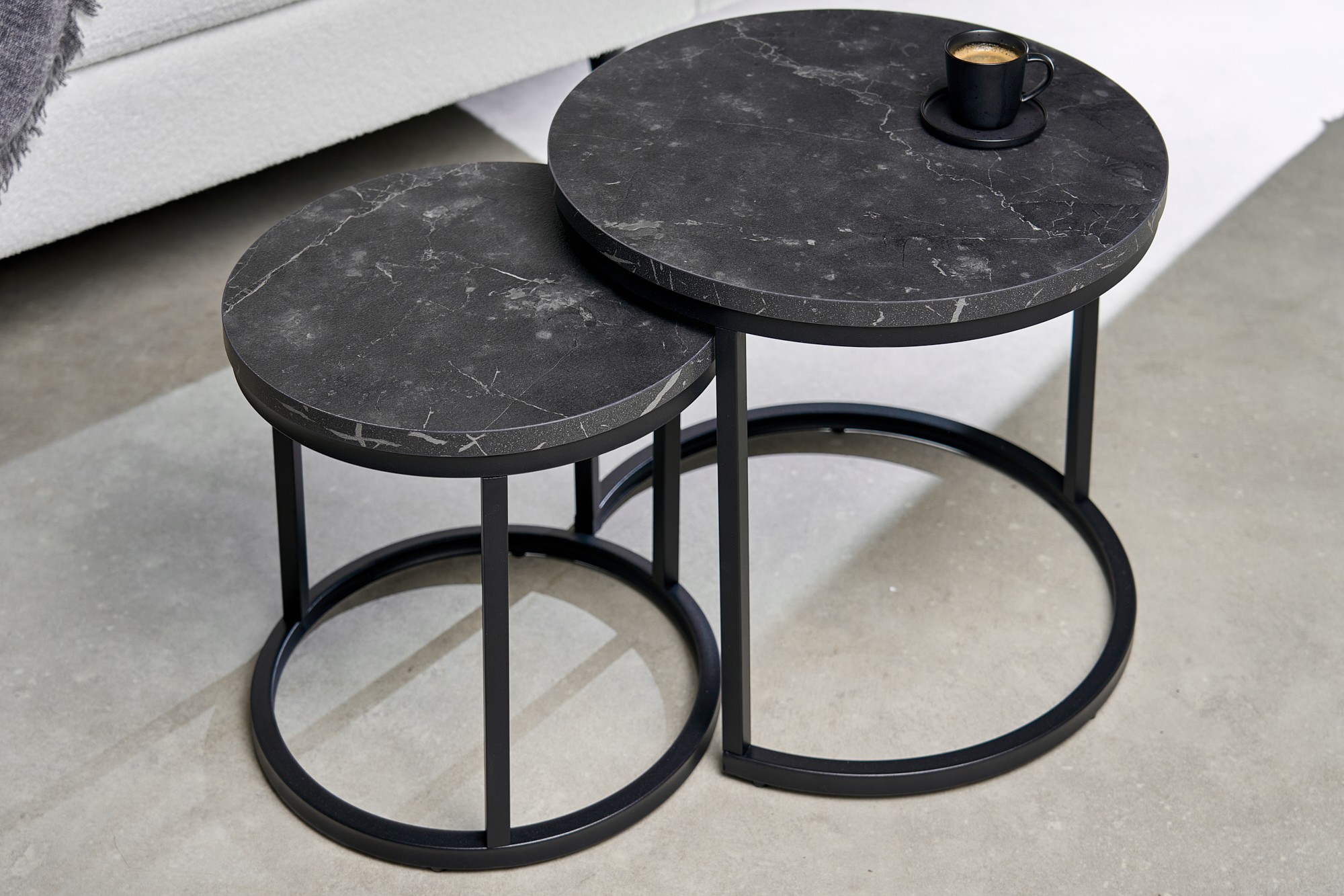 Levně Estila Industriální set dvou konferenčních stolků Nadja v černém provedení z kovu a dřeva s mramorovým vzhledem