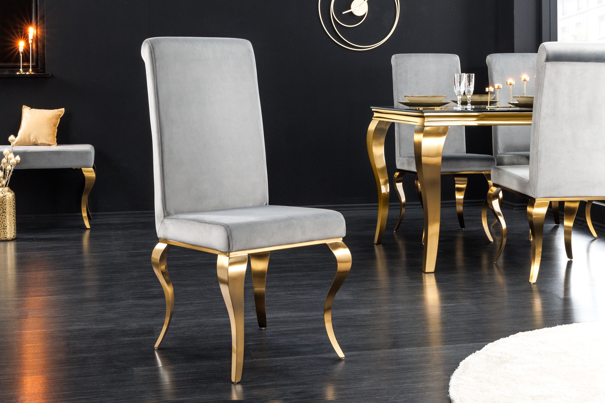 Levně Estila Designová jídelní židle Modern Barock se zlatým kovovým nohama a stříbrným potahem 104cm