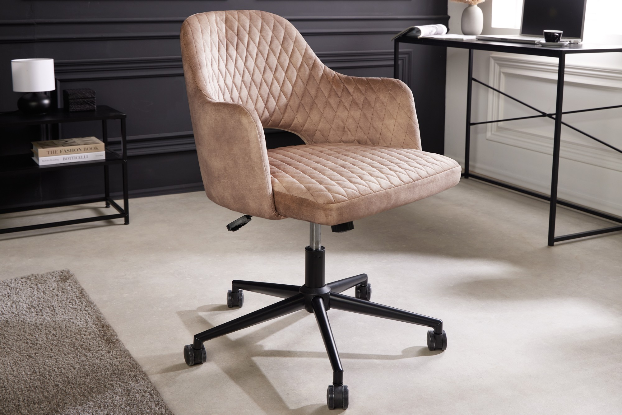 Levně Estila Moderní designová kancelářská židle Pedro otočná na kolečkách se sametovým čalouněním s prošíváním světle béžová 82 cm