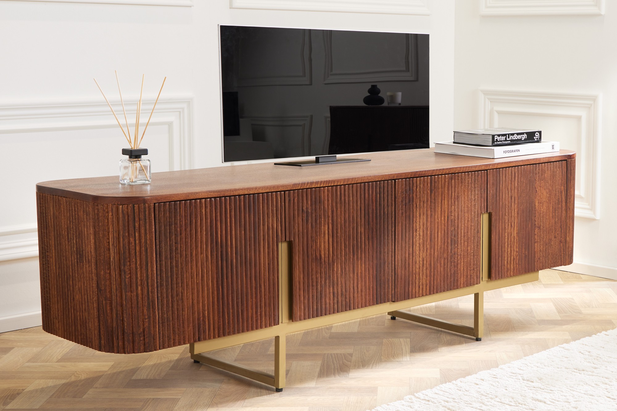 Levně Estila Luxusní art-deco TV stolek Gatsby z mangového dřeva se zlatými detaily hnědý 160 cm