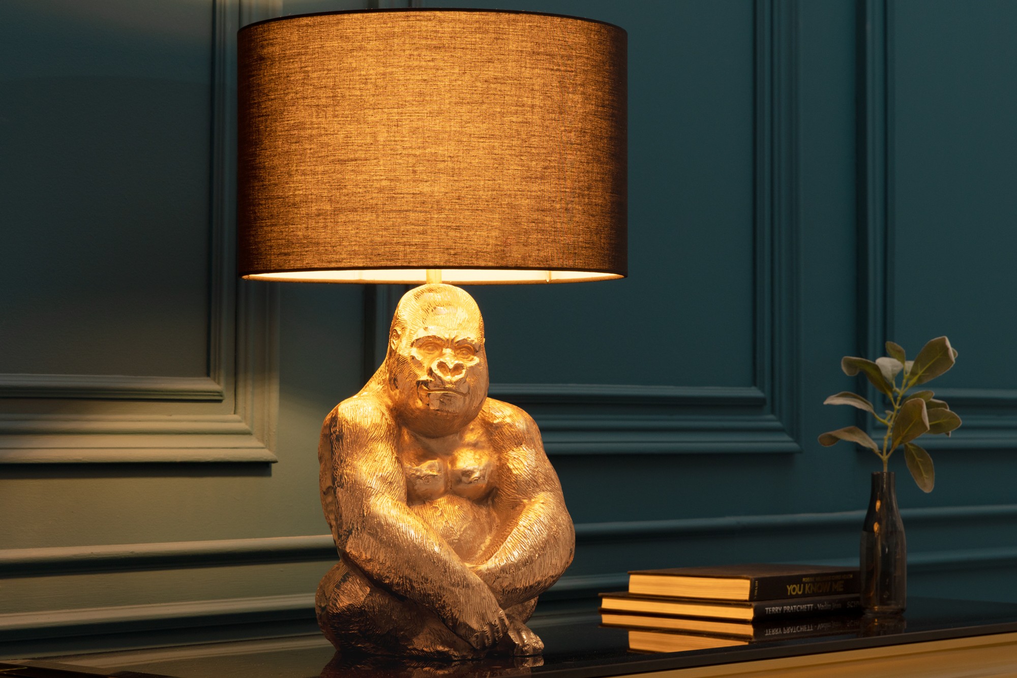 Levně Estila Designová stolní lampa Apell s kovovou podstavou ve zlaté barvě ve tvaru gorily as kruhovým černým stínítkem 60 cm