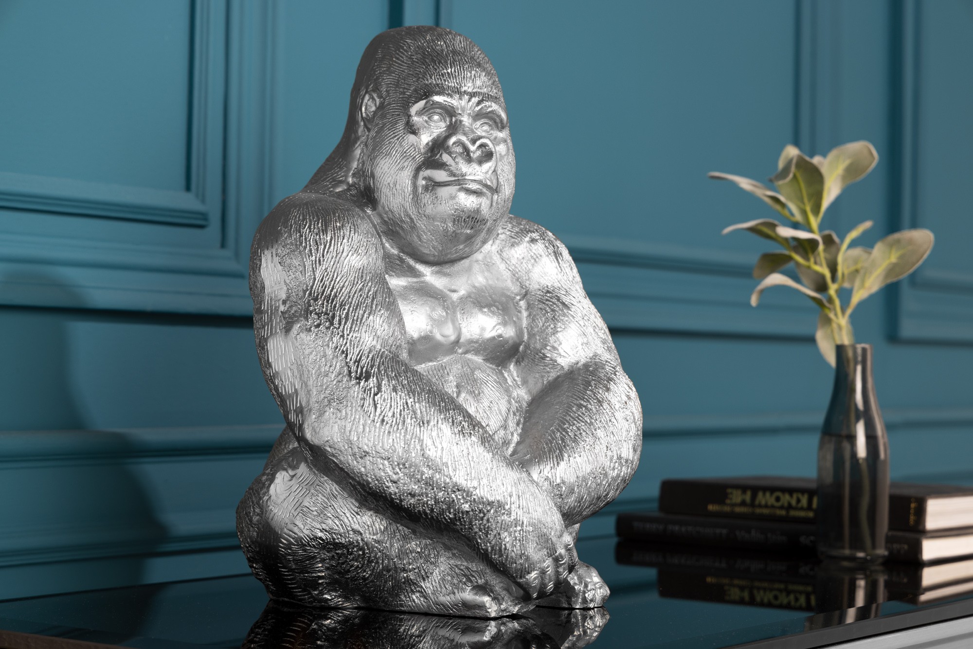 Levně Estila Luxusní dekorační soška gorily Wilde v koloniálním stylu stříbrná 43 cm
