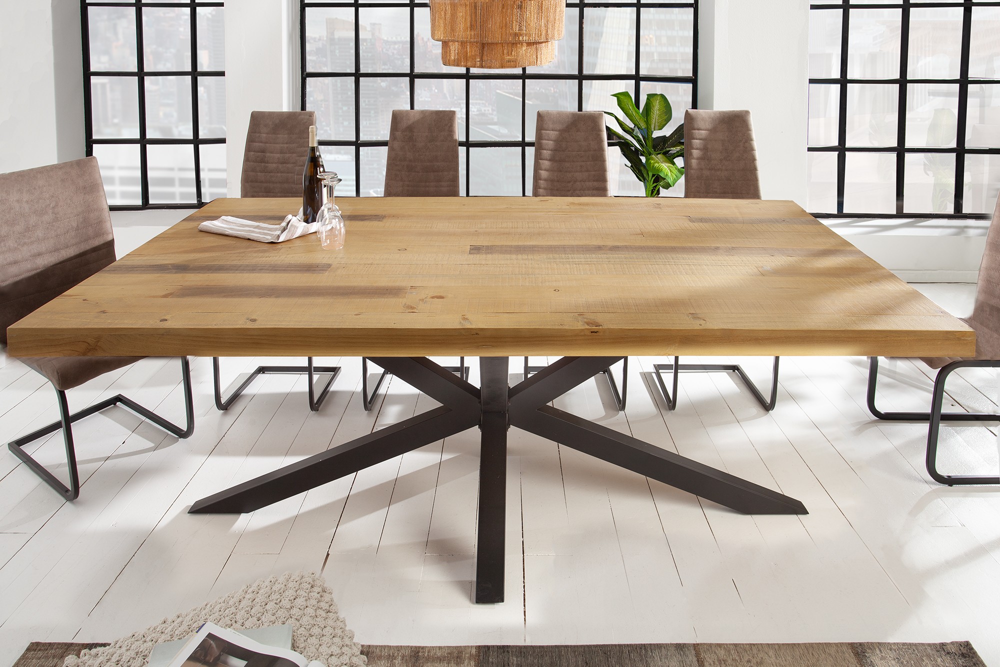 Levně Estila Industriální jídelní stůl Comedor z masivního dřeva v hnědé barvě s černými kovovými obdélníkovými nožičkami 200 cm
