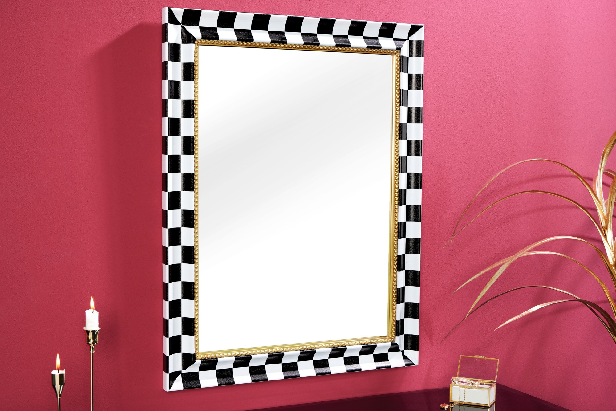 Estila Zrcadlo Aliem se šachovnicovým rámem v černo bílé barvě a zlatým detailem v glamour stylu 78 cm