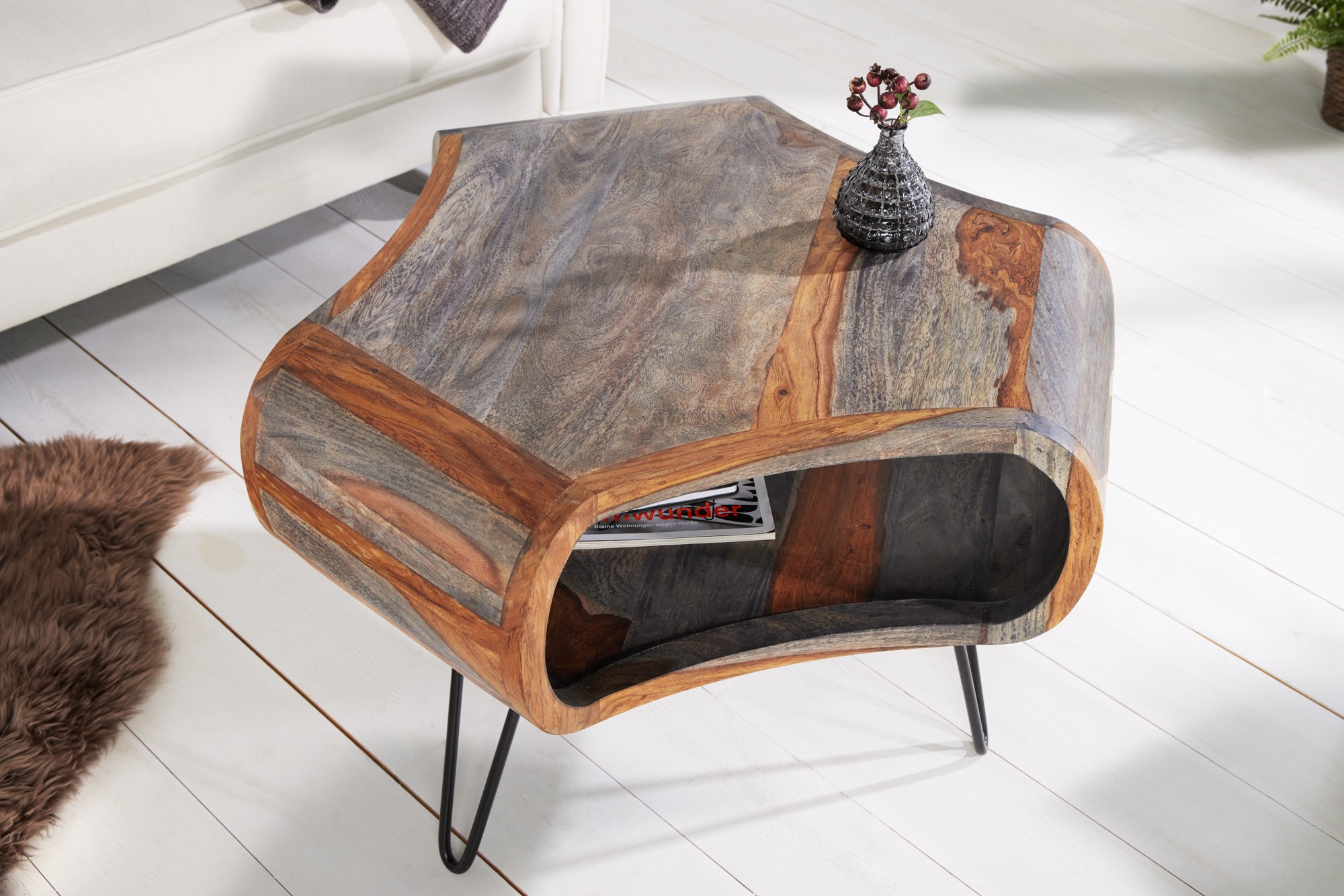 Levně Estila Masivní retro konferenční stolek Spin III s oblými řezanými tvary ze sheesham dřeva v hnědošedém provedení 60cm