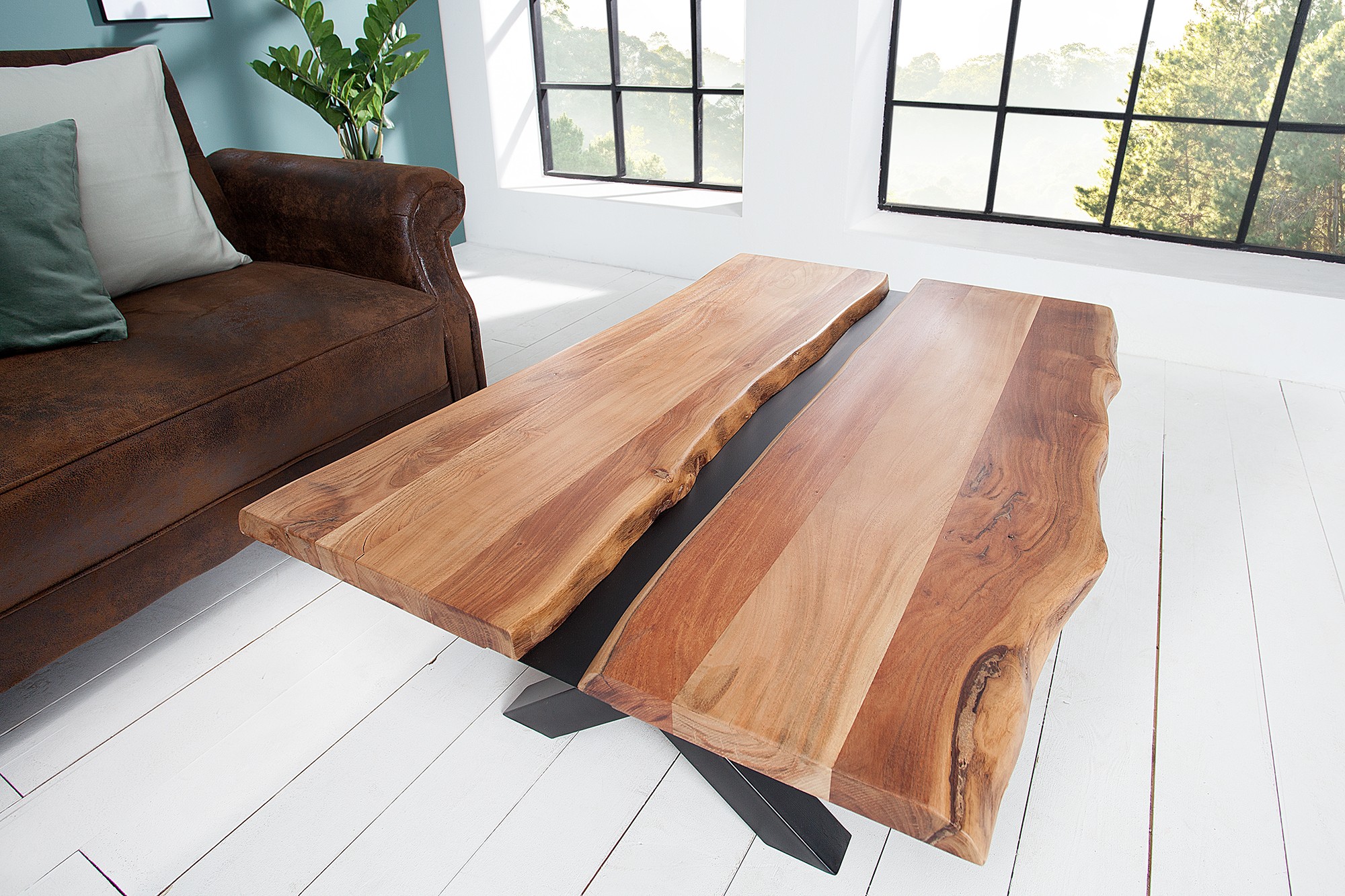 Levně Estila Designový konferenční stolek Amazonas z masivního akáciového dřeva s překříženými nožičkami 105cm