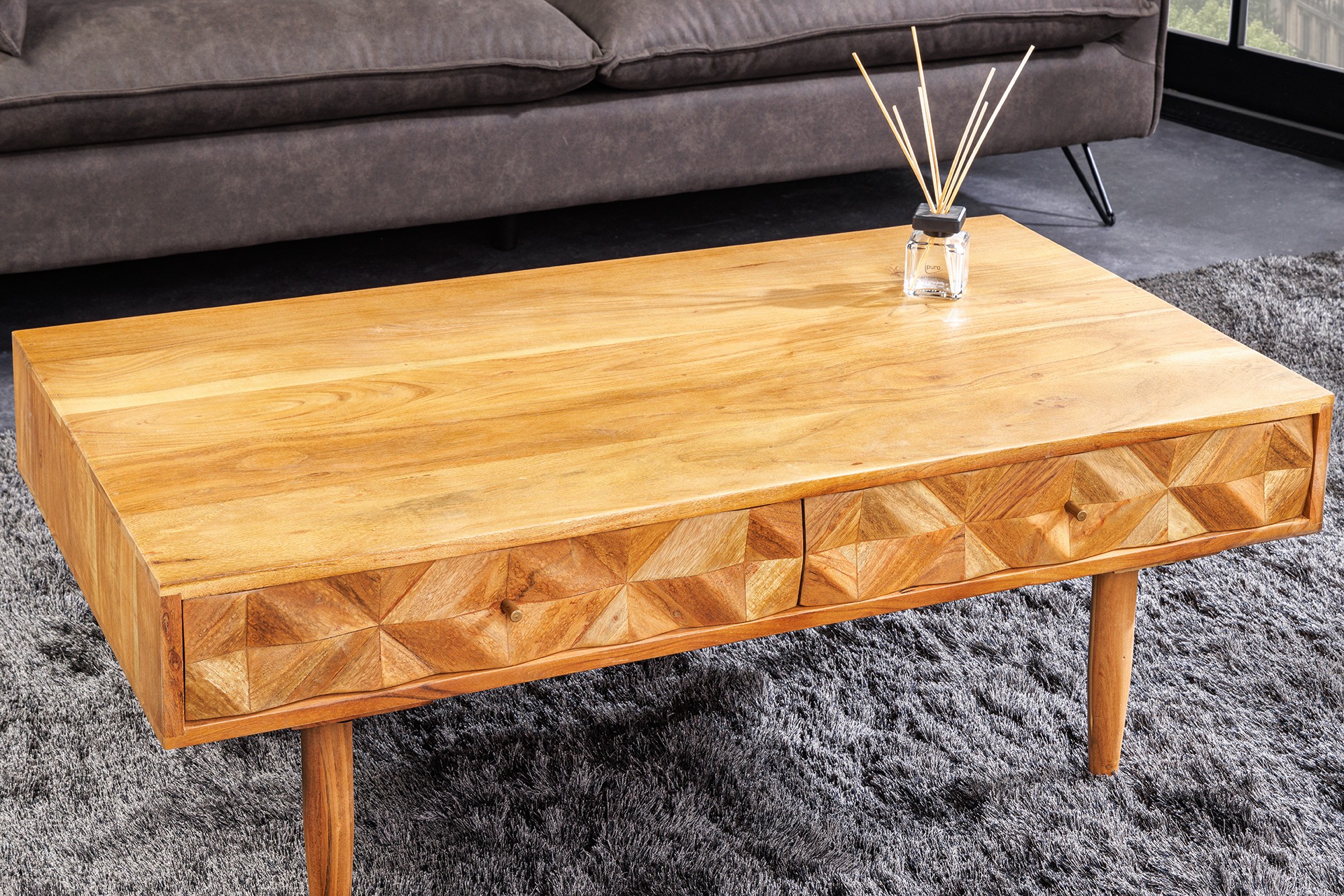 Levně Estila Designový retro konferenční stolek Camille z masivního akáciového dřeva v medovém zabarvení se dvěma zásuvkami 102cm