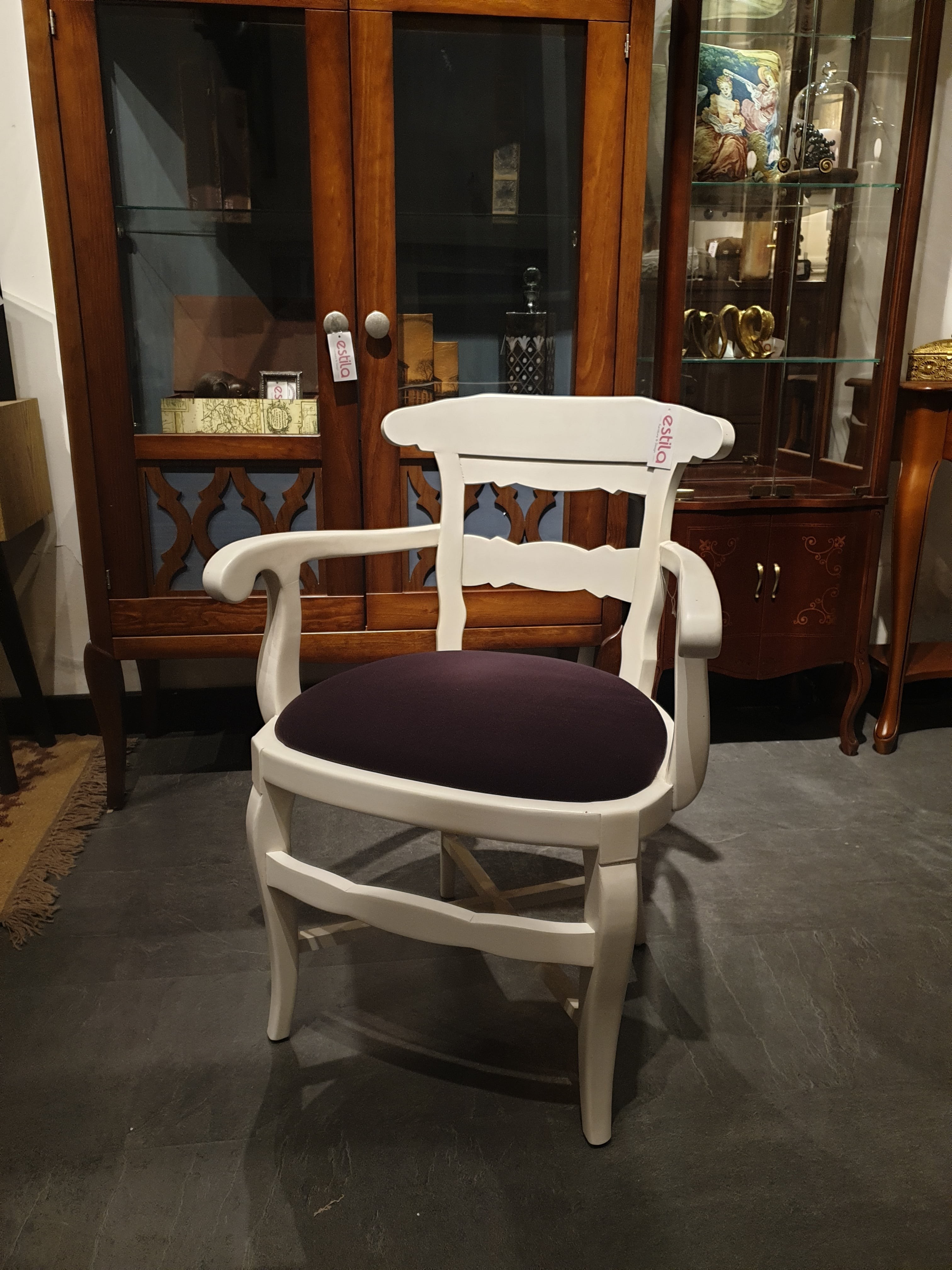 Levně Estila Provensálská luxusní židle Nuevas Formas v bílé barvě s loketními opěrkami a fialovým čalouněním 86cm