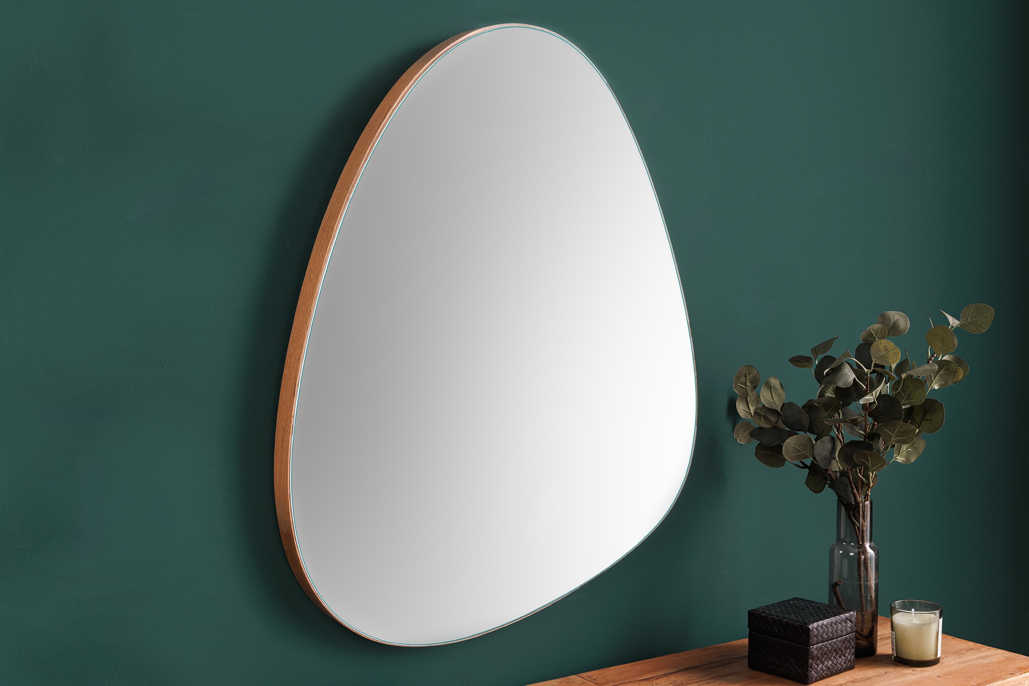 Levně Estila Moderní asymetrické nástěnné zrcadlo Antonio se zaoblenými hranami a hnědým dubovým rámem po bocích 72 cm