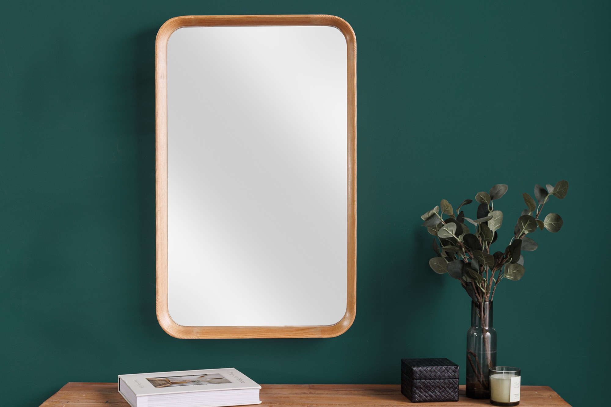 Levně Estila Moderní obdélníkové nástěnné zrcadlo Courbé s rámem v přírodní světle hnědé barvě z ohýbaného dubového dřeva 80 cm