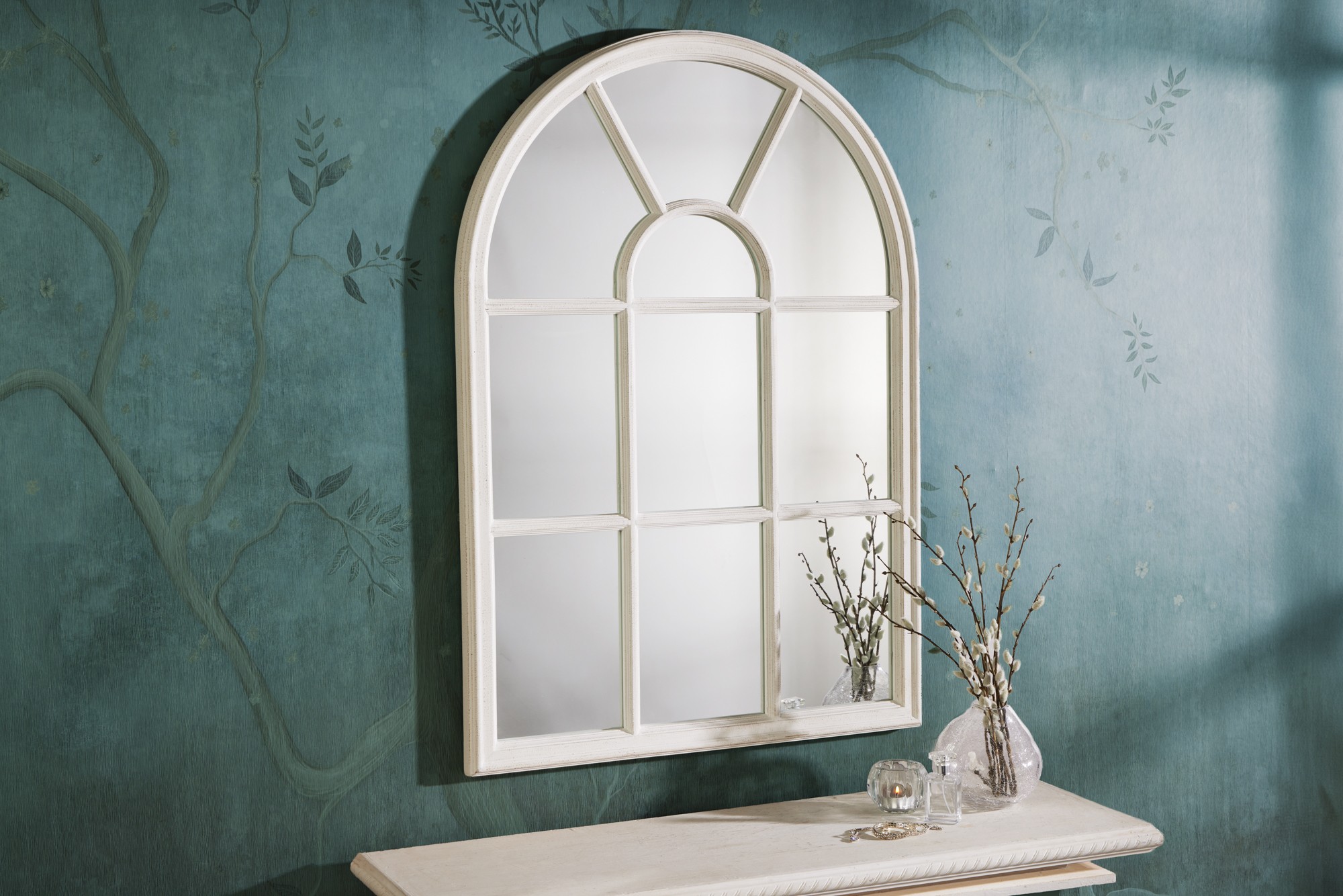 Levně Estila Nástěnné zrcadlo Castillo s polobloukovým designem tabulového okna s dřevěným rámem s vintage bílým nátěrem 100 cm