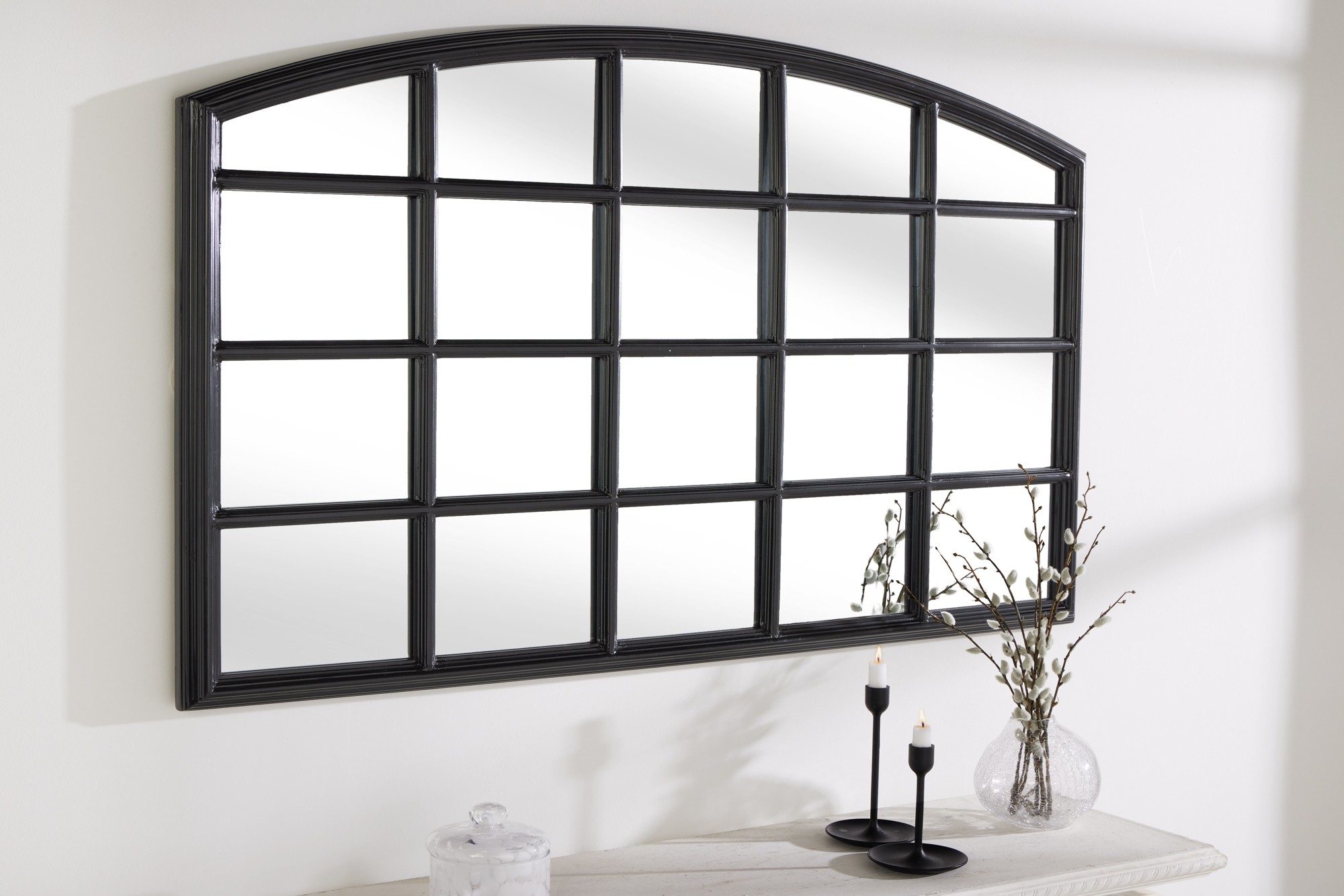 Levně Estila Industriální nástěnné zrcadlo Castillo s černým rámem s designem obloukového okna 120 cm