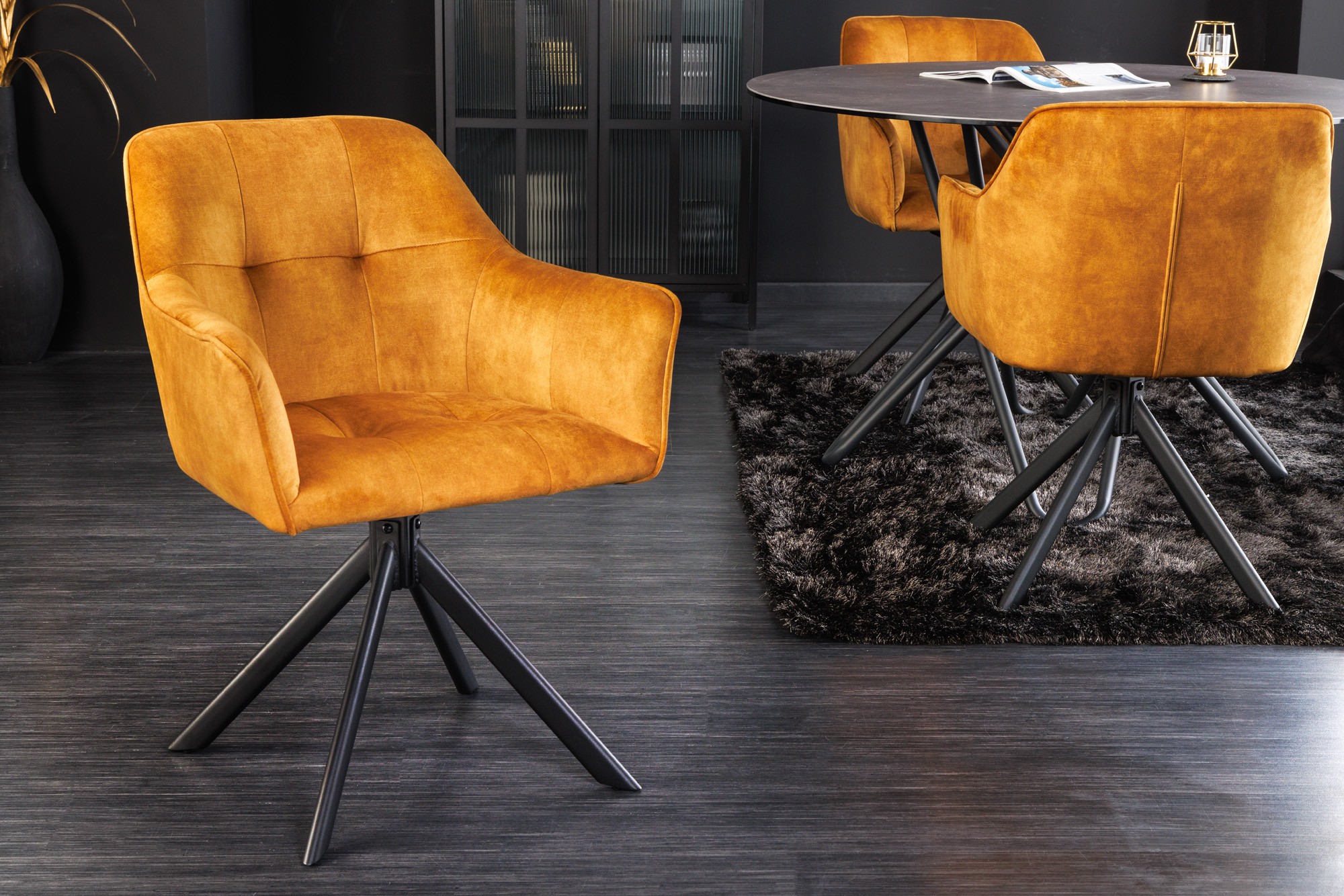 Levně Estila Industriální moderní otočná kancelářská židle Devon se sametovým okrovým čalouněním a černýma nohama z kovu 83cm