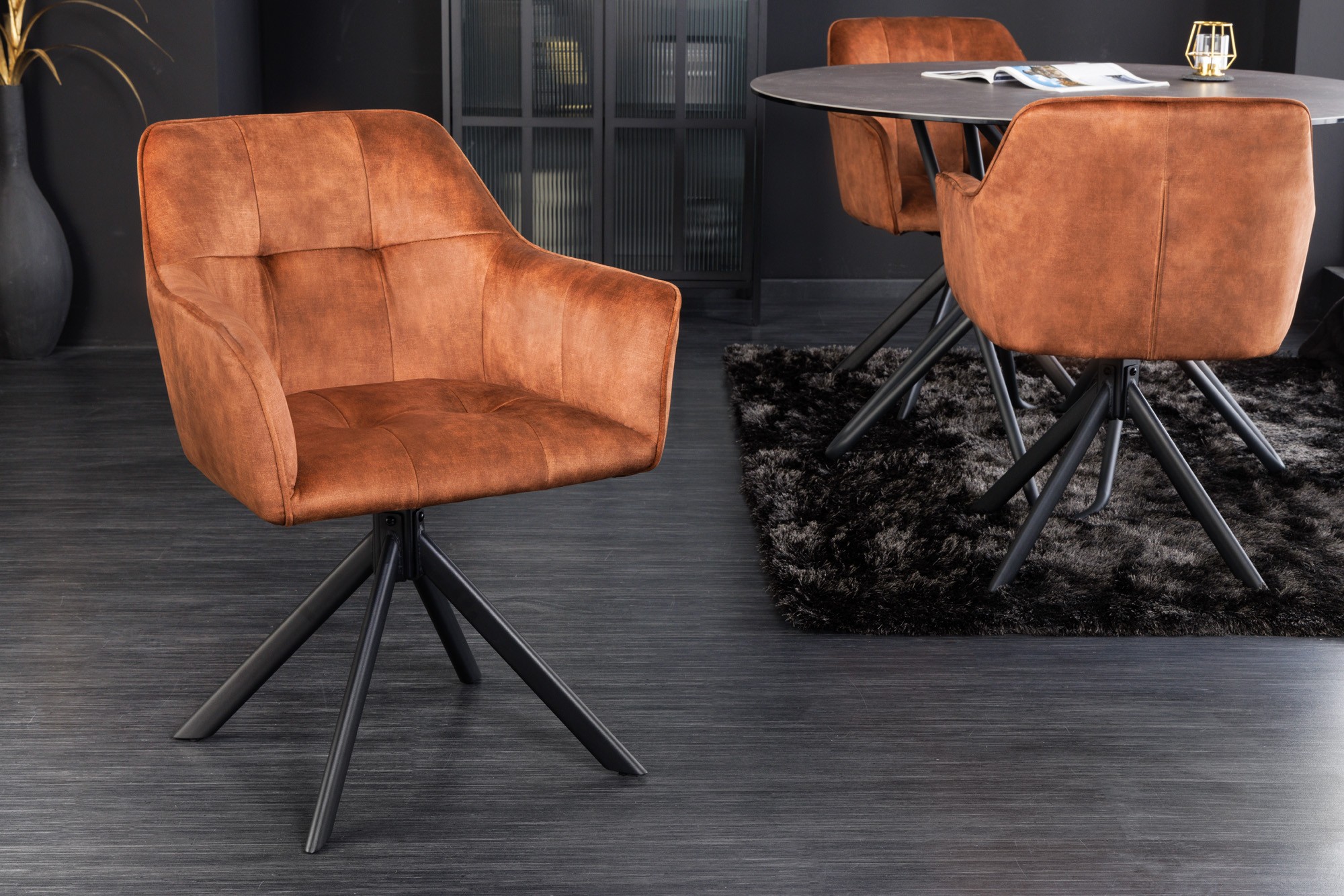Levně Estila Industriální moderní otočná židle Devon s hnědým sametovým čalouněním as černýma nohama z kovu 83cm