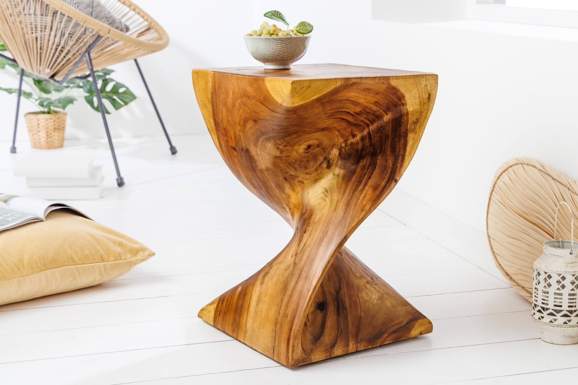 Levně Estila Designový příruční stolek Salian z masivního lakovaného dřeva v tmavě hnědé barvě v atypickém tvaru 45 cm