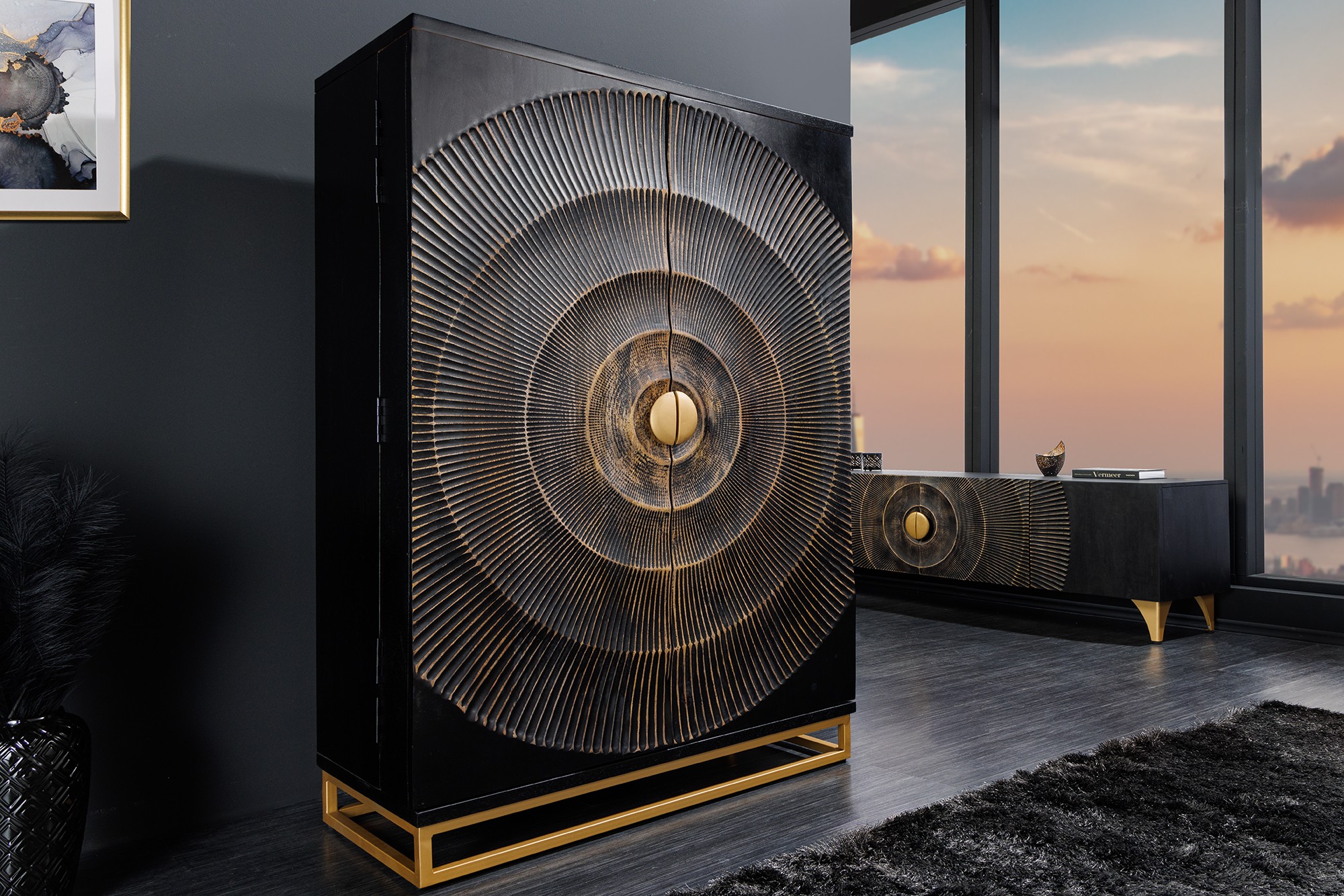 Levně Estila Orientální barová skříň z mangového dřeva s kovovými detaily v černé a zlaté barvě 190 cm