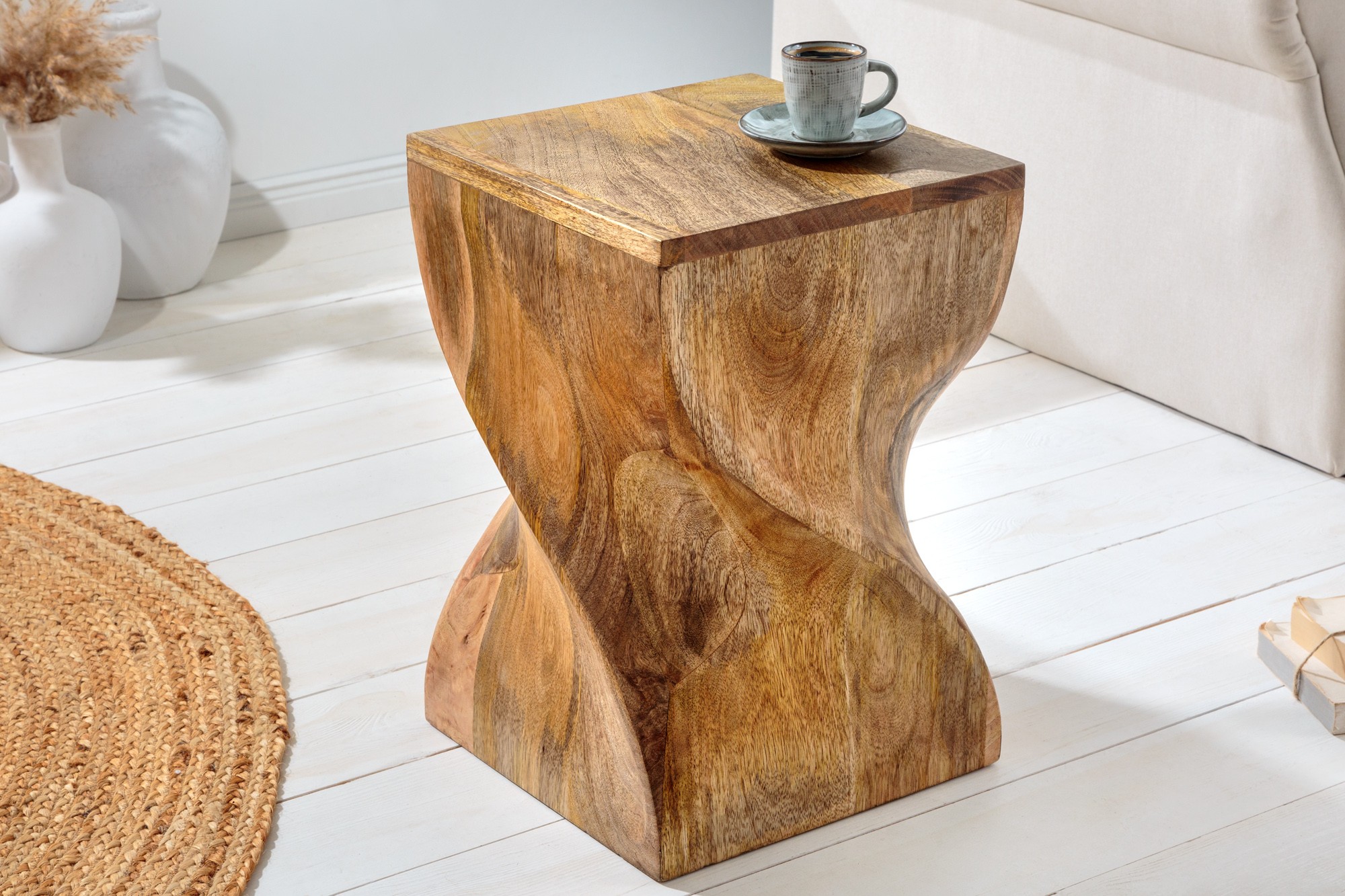 Levně Estila Masivní židle Twist se zatočeným designem z mangového dřeva v přírodní hnědé barvě 45 cm