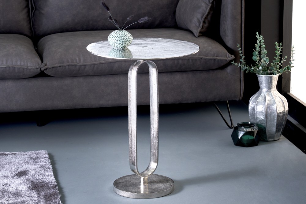 Levně Estila Art deco kulatý stříbrný kovový příruční stolek Zendy s glamour nádechem 60 cm
