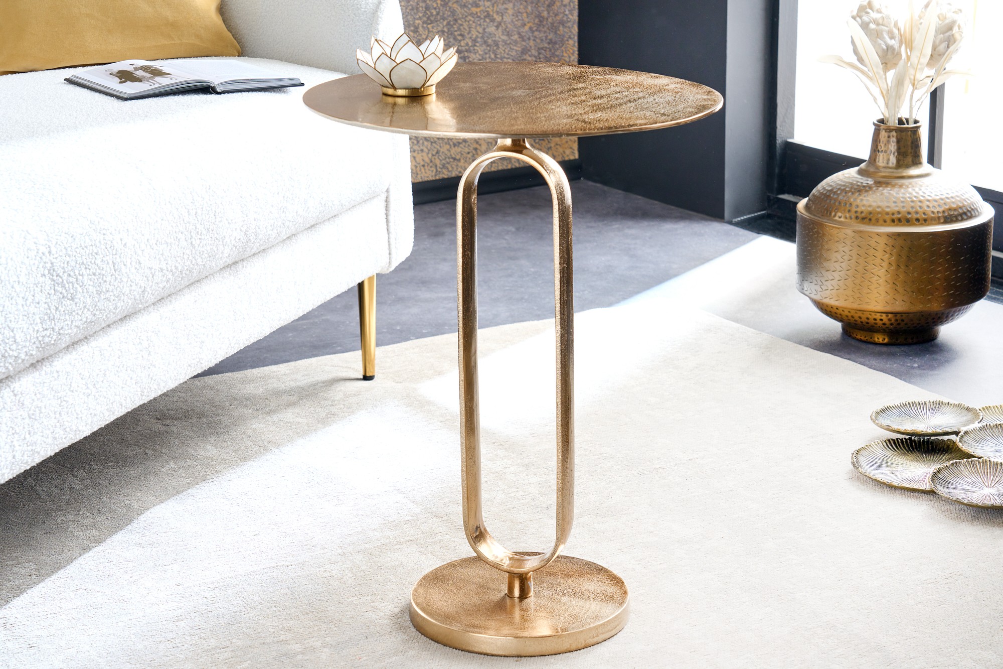 Estila Art deco kulatý zlatý kovový příruční stolek Zendy s glamour nádechem 60 cm