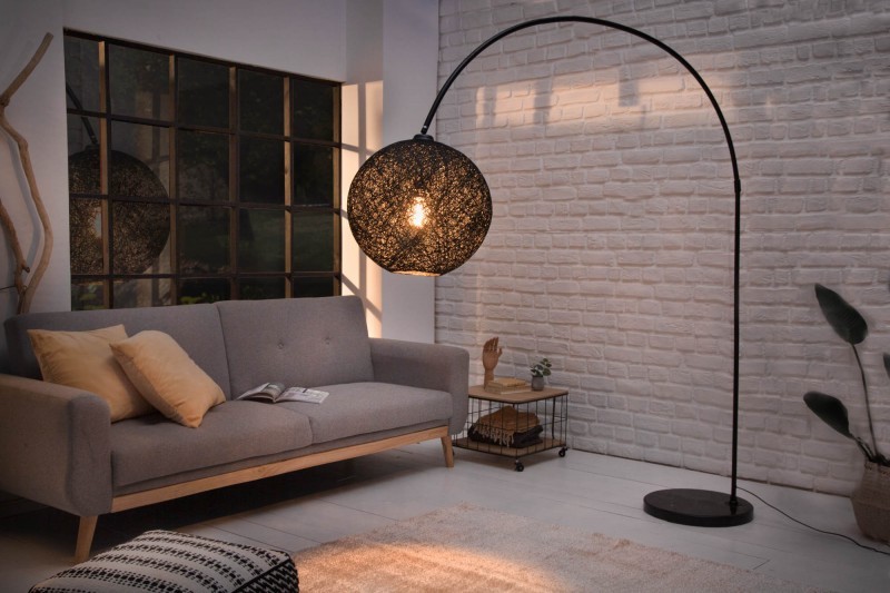Estila Moderní stojací lampa Lewis s pleteným stínítkem černé barvy 205cm