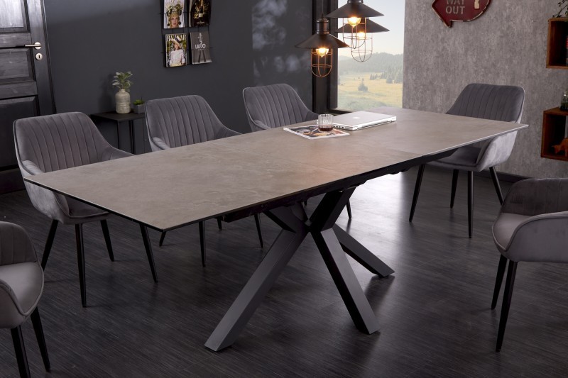 Estila Industriální rozkládací jídelní stůl Callandra s betonovým efektem a kovovými nohami 180-225cm