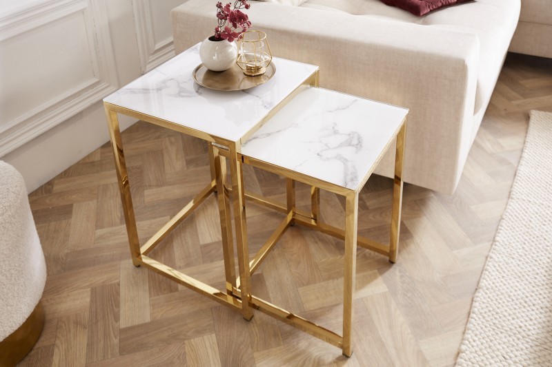 Estila Set dvou moderních příručních stolků Gold Marbleux v provedení bílý mramor s kovovou podstavou ve zlaté barvě 55cm