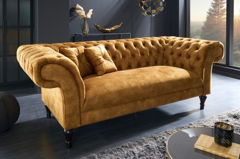 Estila Chesterfield sedačka Contessa se sametovým čalouněním v hořčicově žluté barvě s vyřezávanými dřevěnými nožičkami 225cm