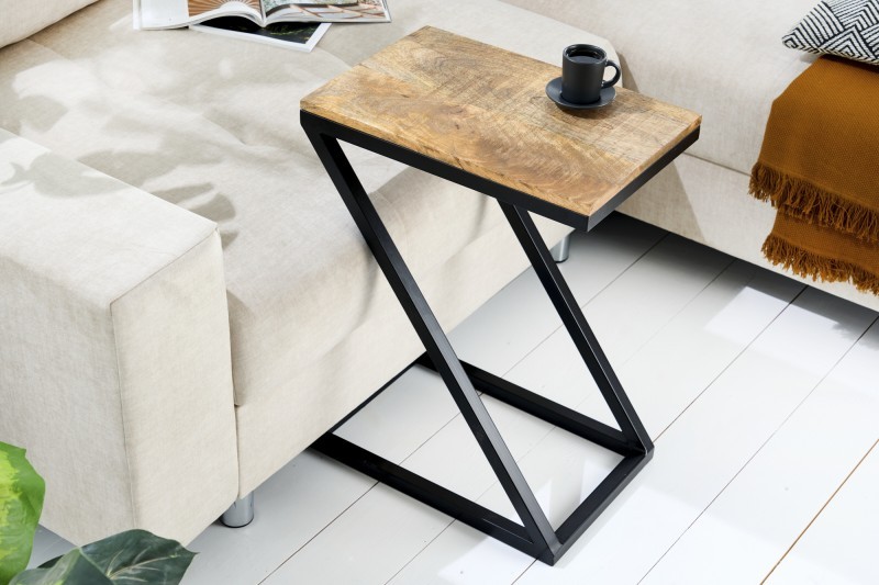Estila Moderní příruční stolek Dahle z mangového dřeva s černou kovovou konstrukcí 60cm