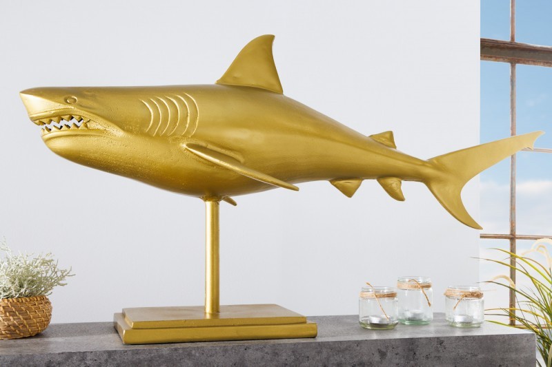 Estila Stylová zlatá dekorace žralok Perry z kovové slitiny na podstavci 103cm