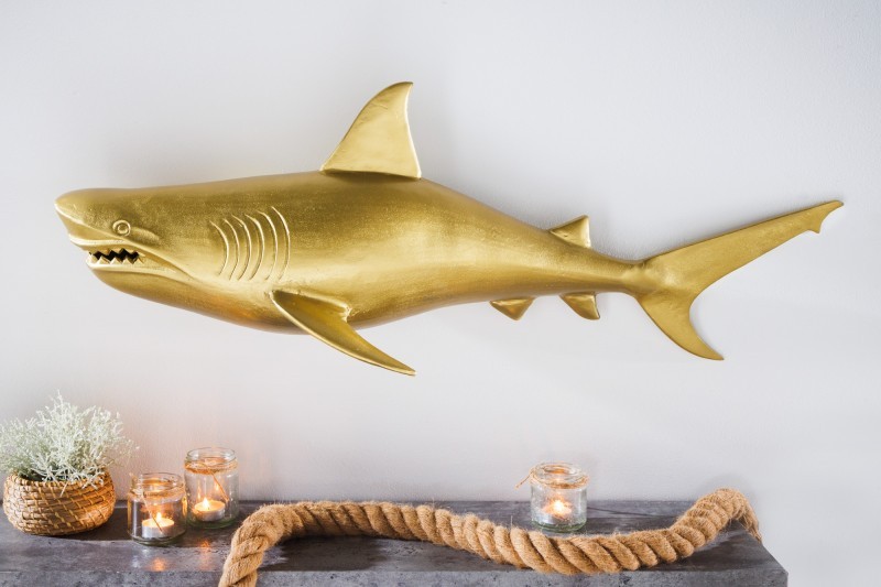 Estila Designová kovová nástěnná dekorace žralok Perry ve zlaté barvě 105cm