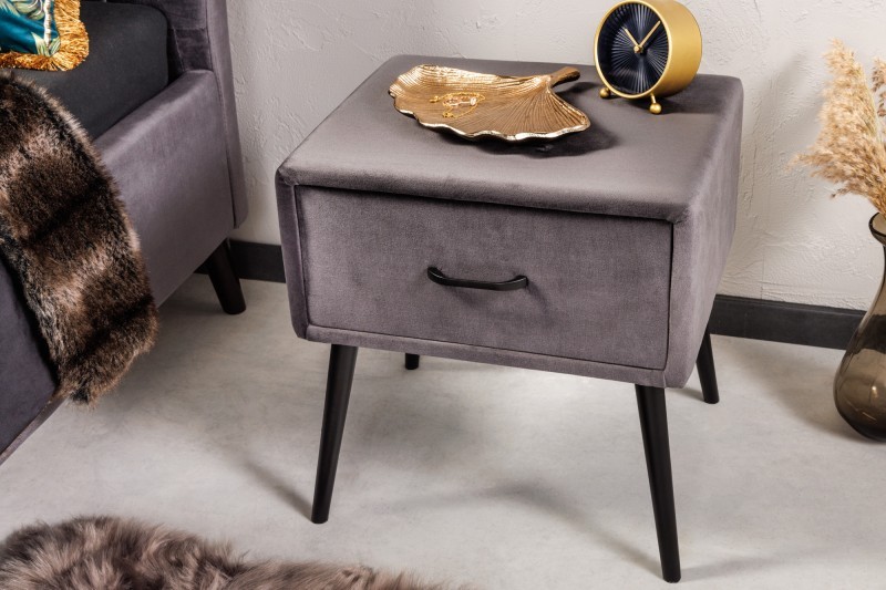 Estila Retro šedý noční stolek Alva se sametovým čalouněním a černými šikmými nožičkami z kovu 47cm