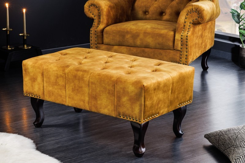 Estila Designová taburetka Cella s Chesterfield sametovým čalouněním s dřevěnými nožičkami hořčicově žlutá 80cm