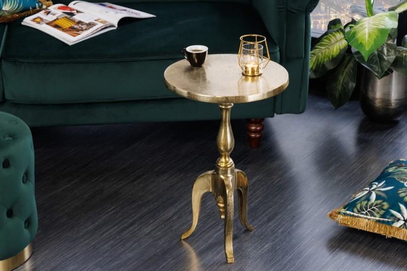 Estila Glamour kulatý příruční stolek Saphir z kovu ve zlaté barvě s ozdobnou podstavou se třemi nožičkami 55cm