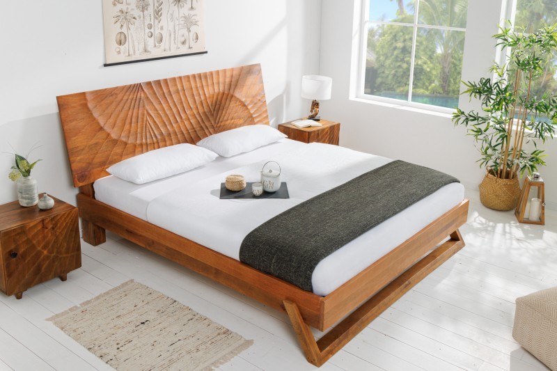 Estila Masivní postel Cumbria z mangového dřeva hnědé barvy s ozdobným reliéfním čelem 207cm