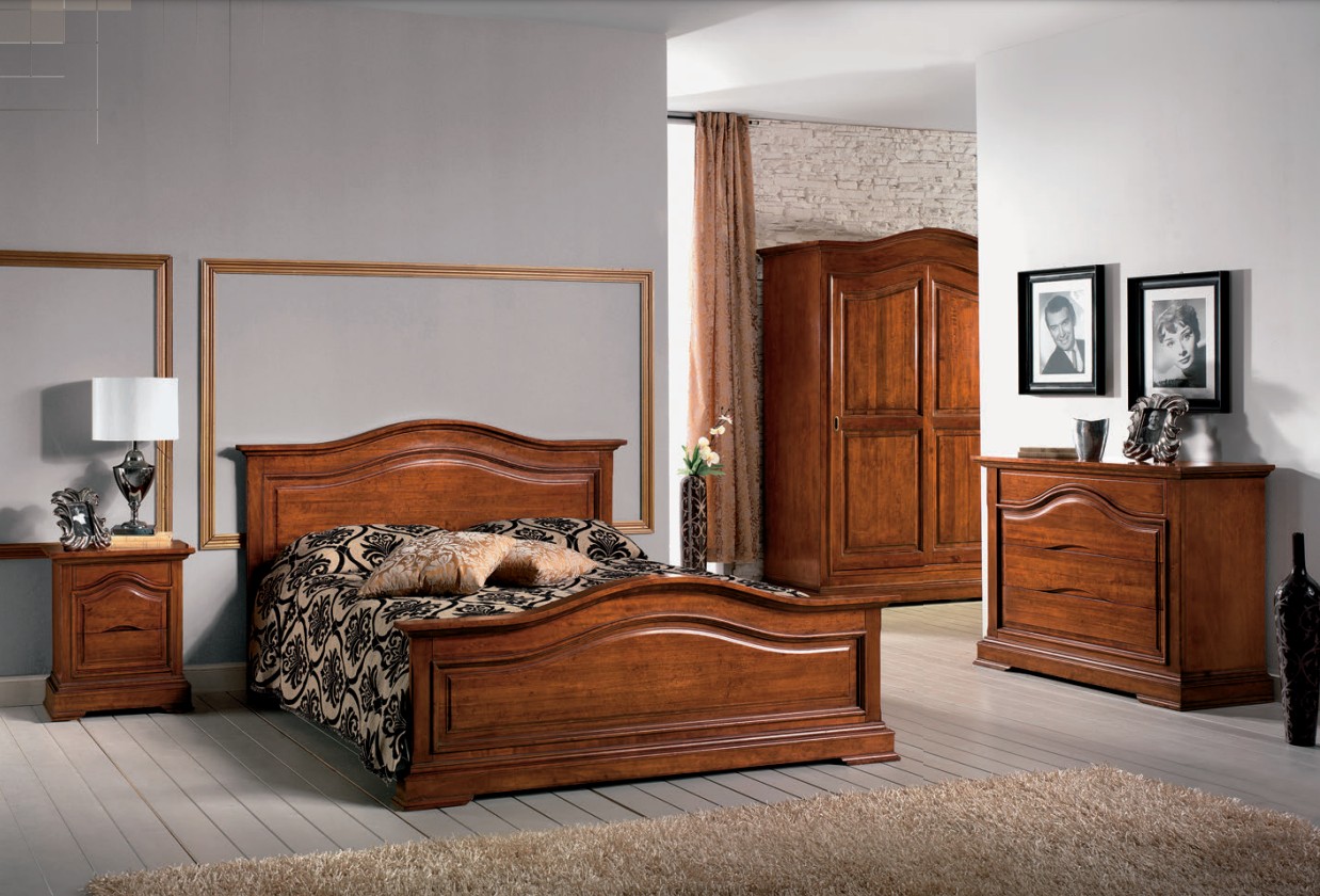 Estila Masivní manželská postel Mozatti v klasickém stylu s vyřezávanými čely v hnědé barvě bez nožiček 165x195cm