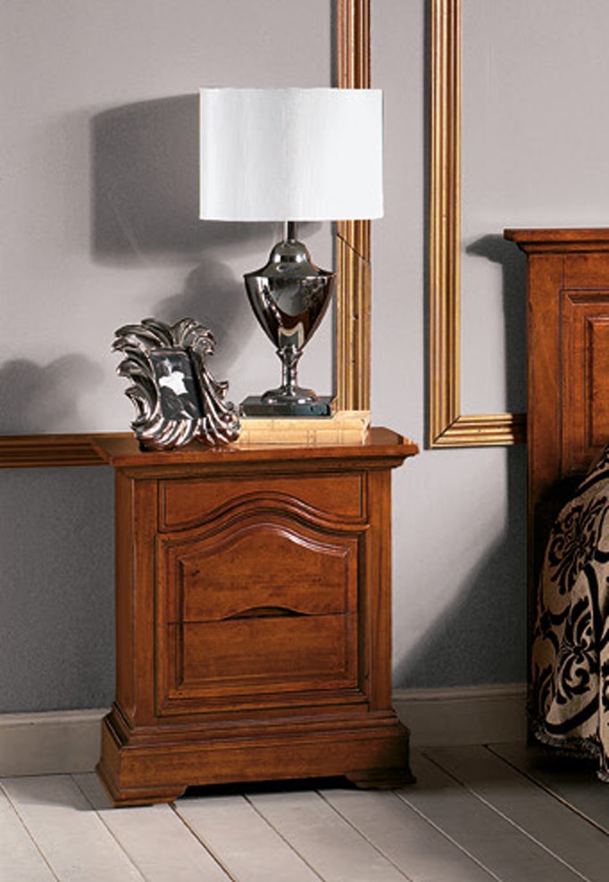 Estila Masivní noční stolek Mozatti v klasickém stylu se třemi šuplíky v hnědém provedení 71cm