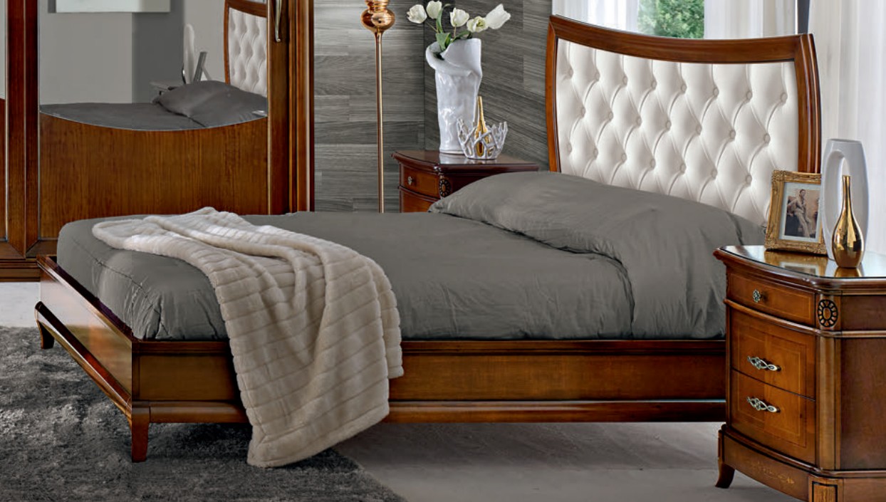 Estila Masivní manželská postel Carpessio v klasickém stylu na nožičkách s čalouněným prošívaným čelem 160x195cm