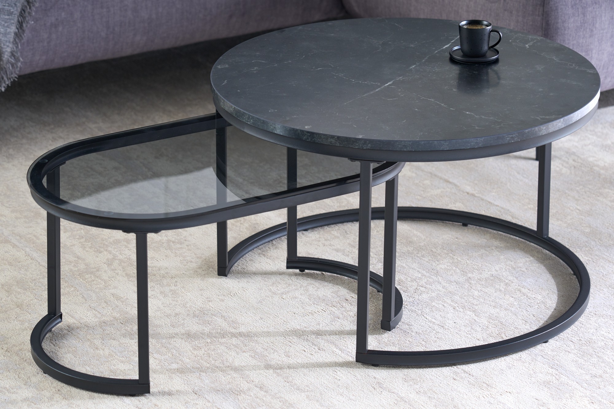 Estila Designový set dvou industriálních konferenčních stolků v černém provedení Nadja z kovu, dřeva a skla